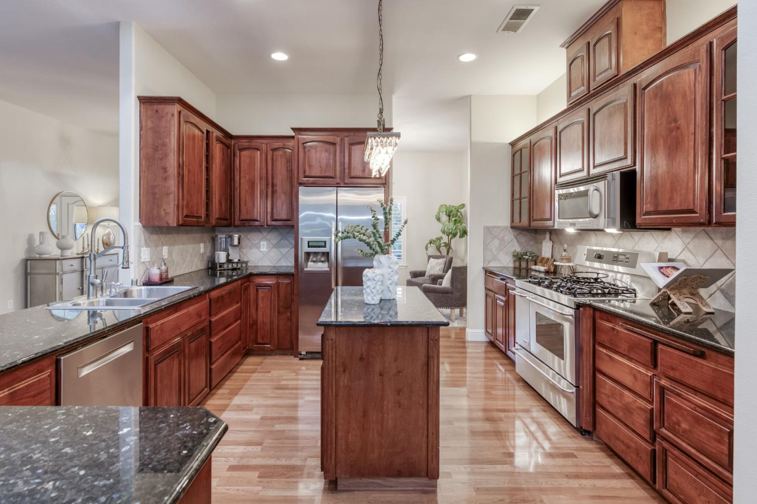 1565 S Indianola Ave, Sanger, CA 93657