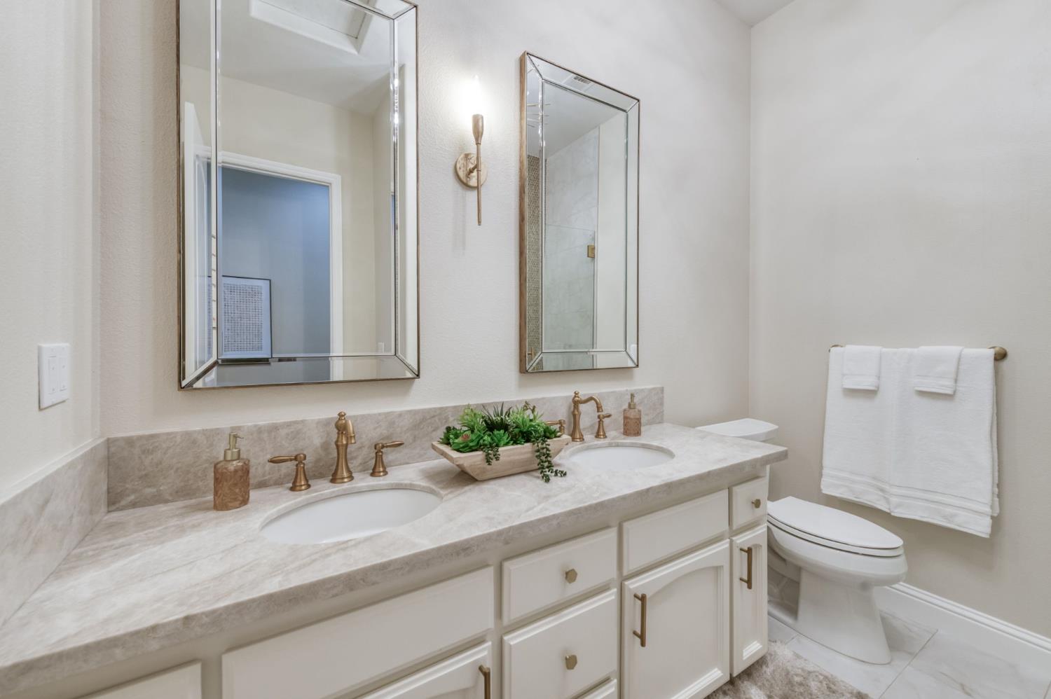 1565 S Indianola Ave, Sanger, CA 93657