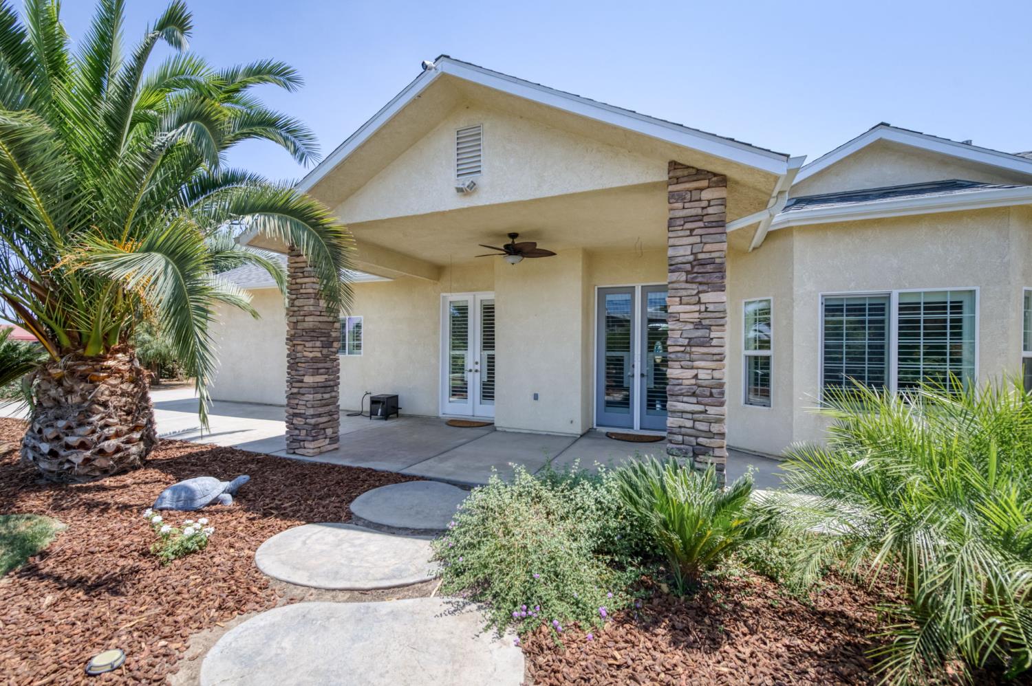 1565 S Indianola Ave, Sanger, CA 93657