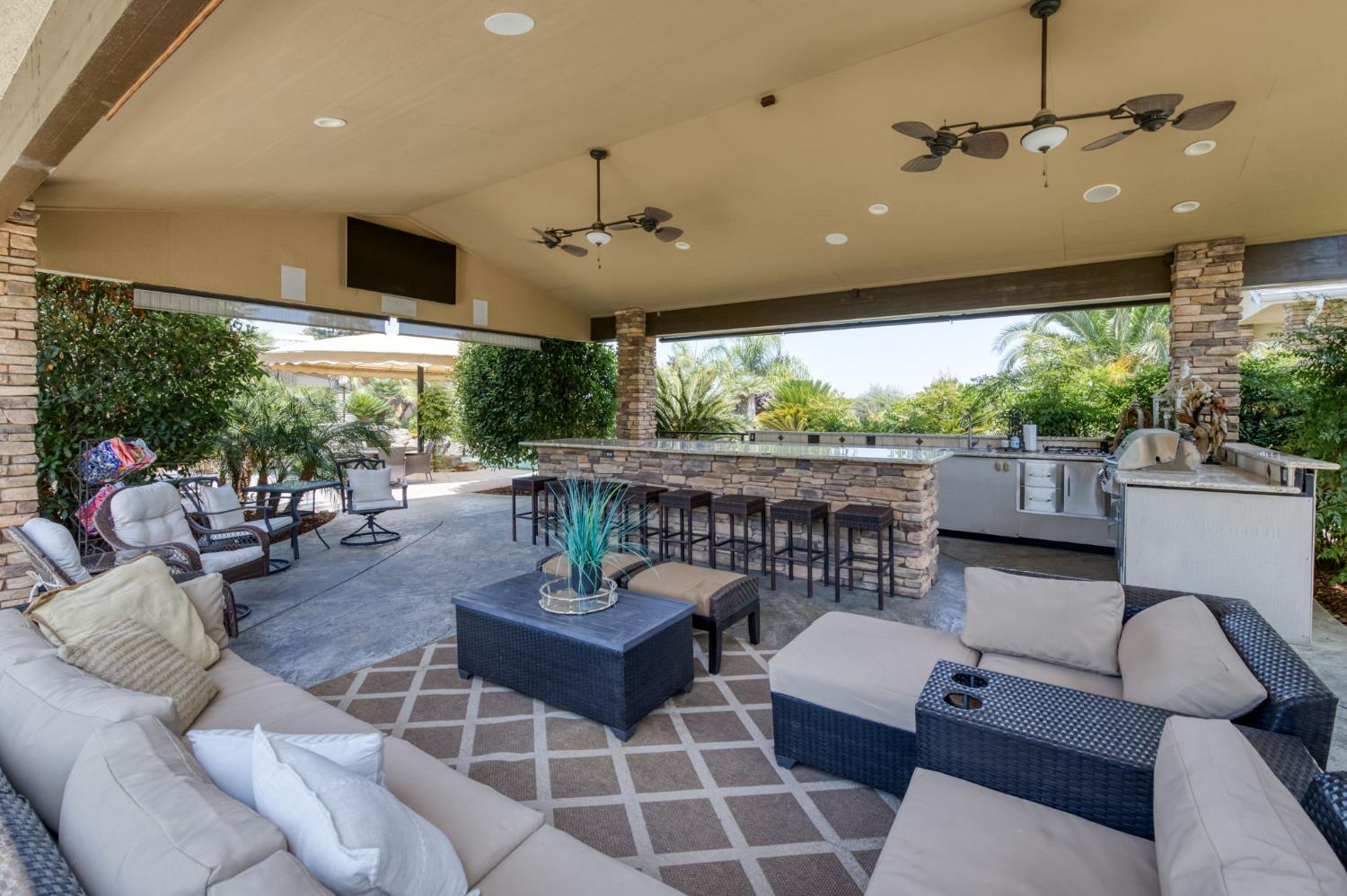 1565 S Indianola Ave, Sanger, CA 93657