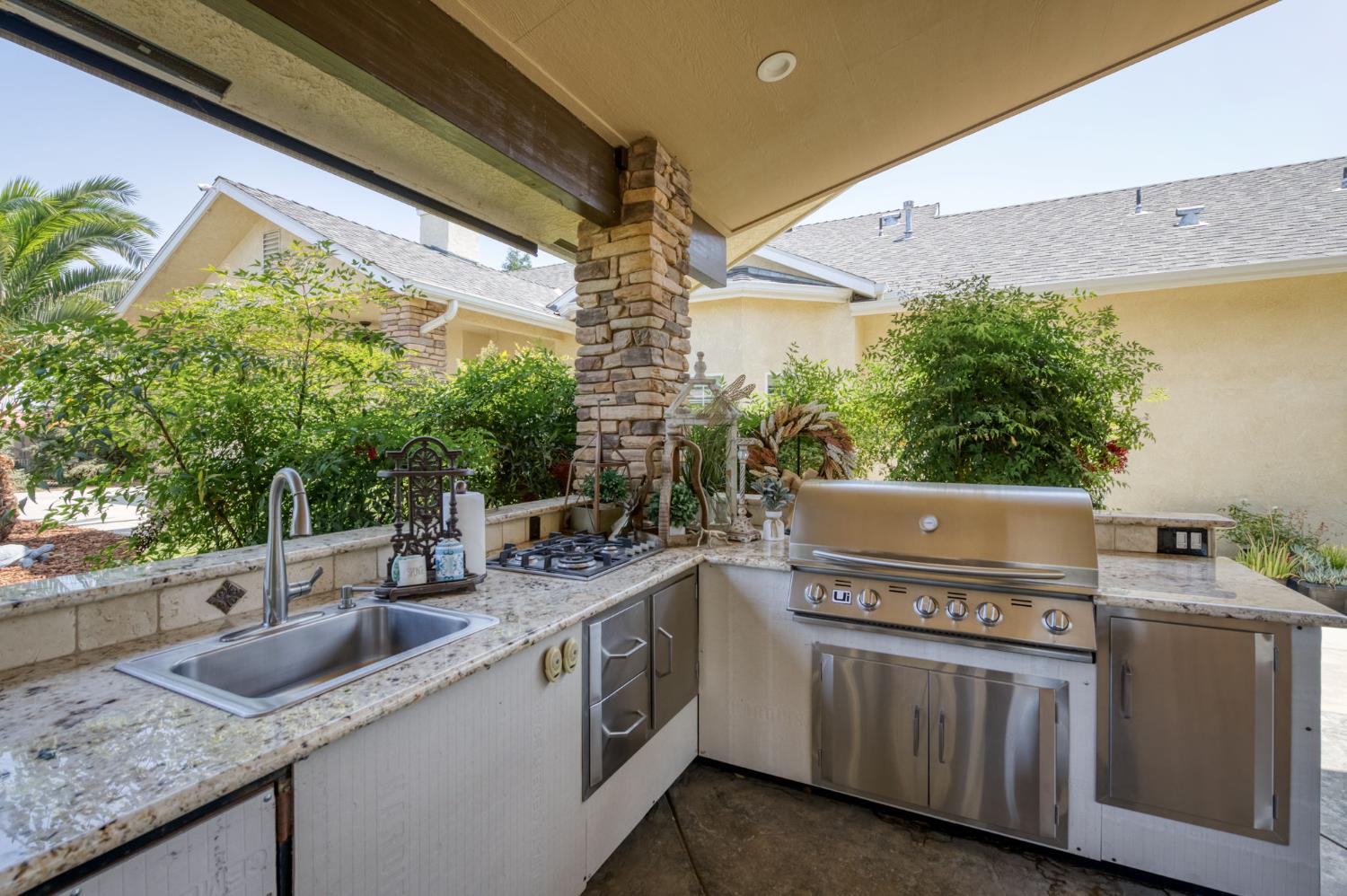 1565 S Indianola Ave, Sanger, CA 93657