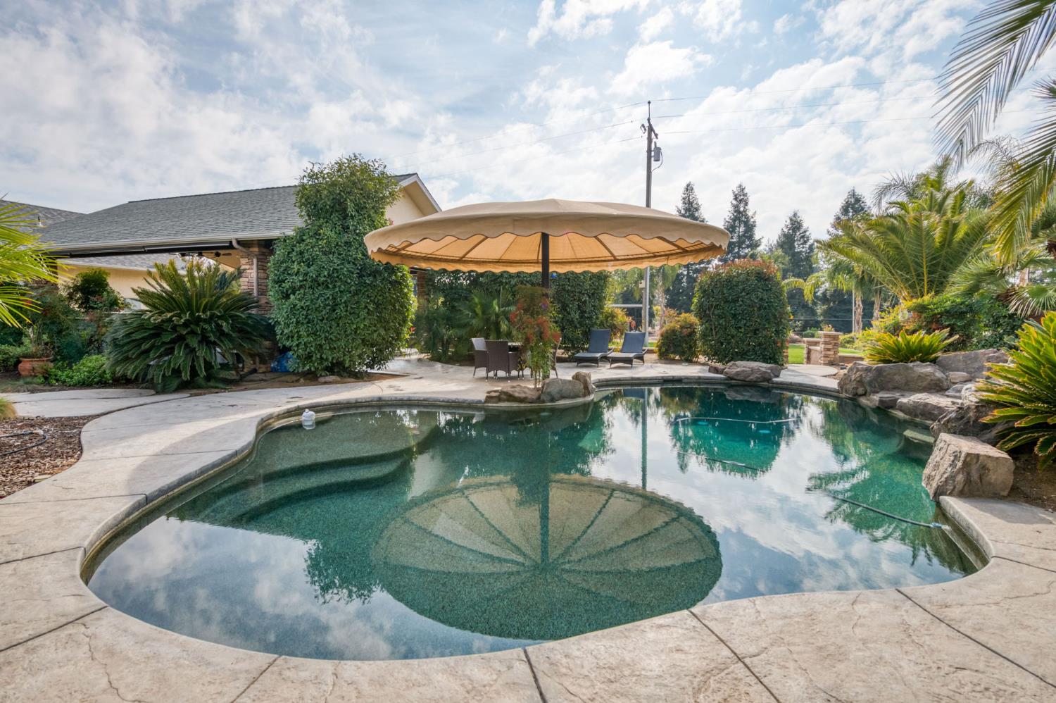 1565 S Indianola Ave, Sanger, CA 93657