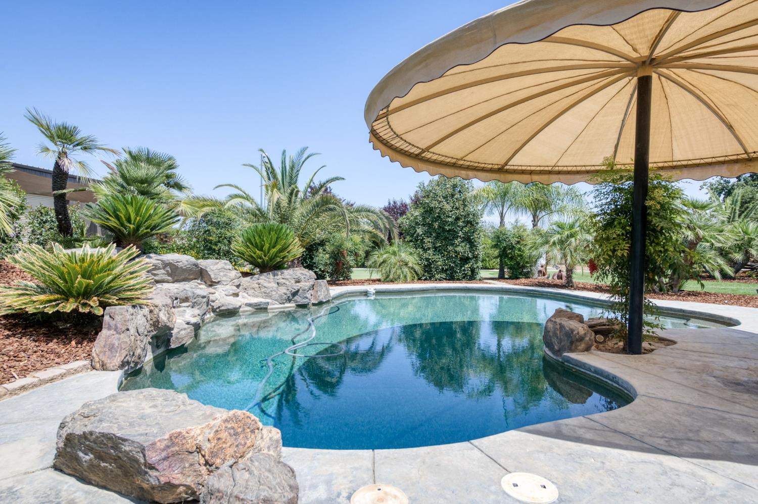 1565 S Indianola Ave, Sanger, CA 93657