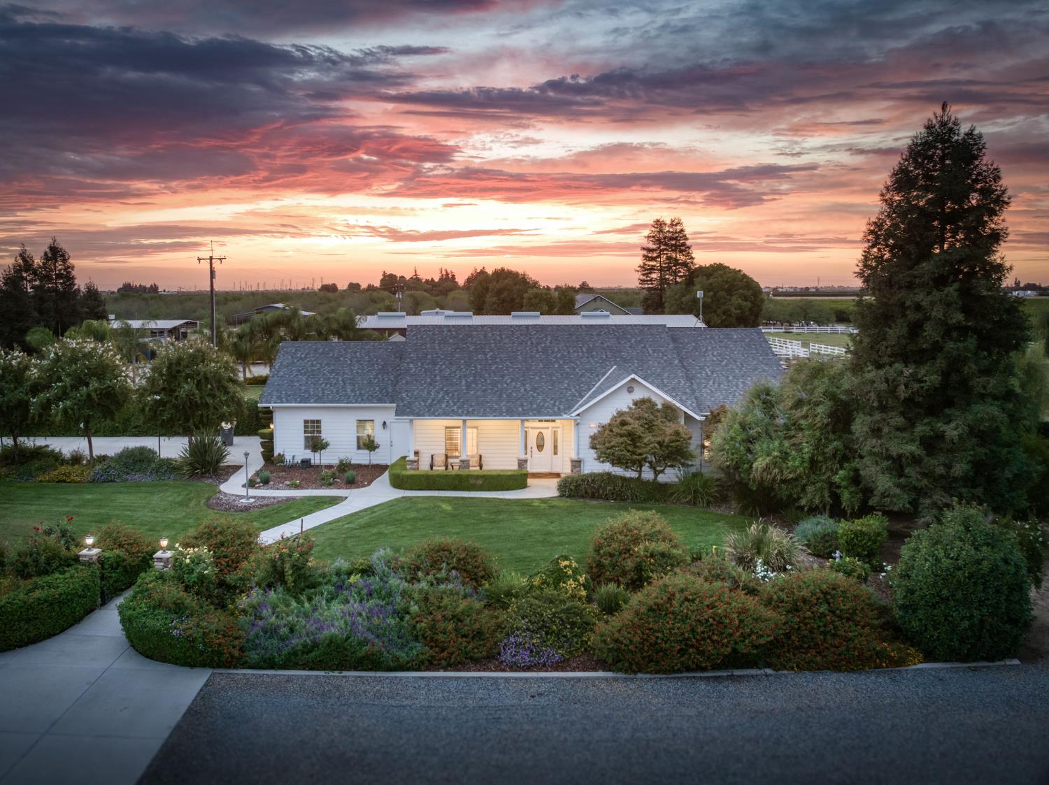 1565 S Indianola Ave, Sanger, CA 93657