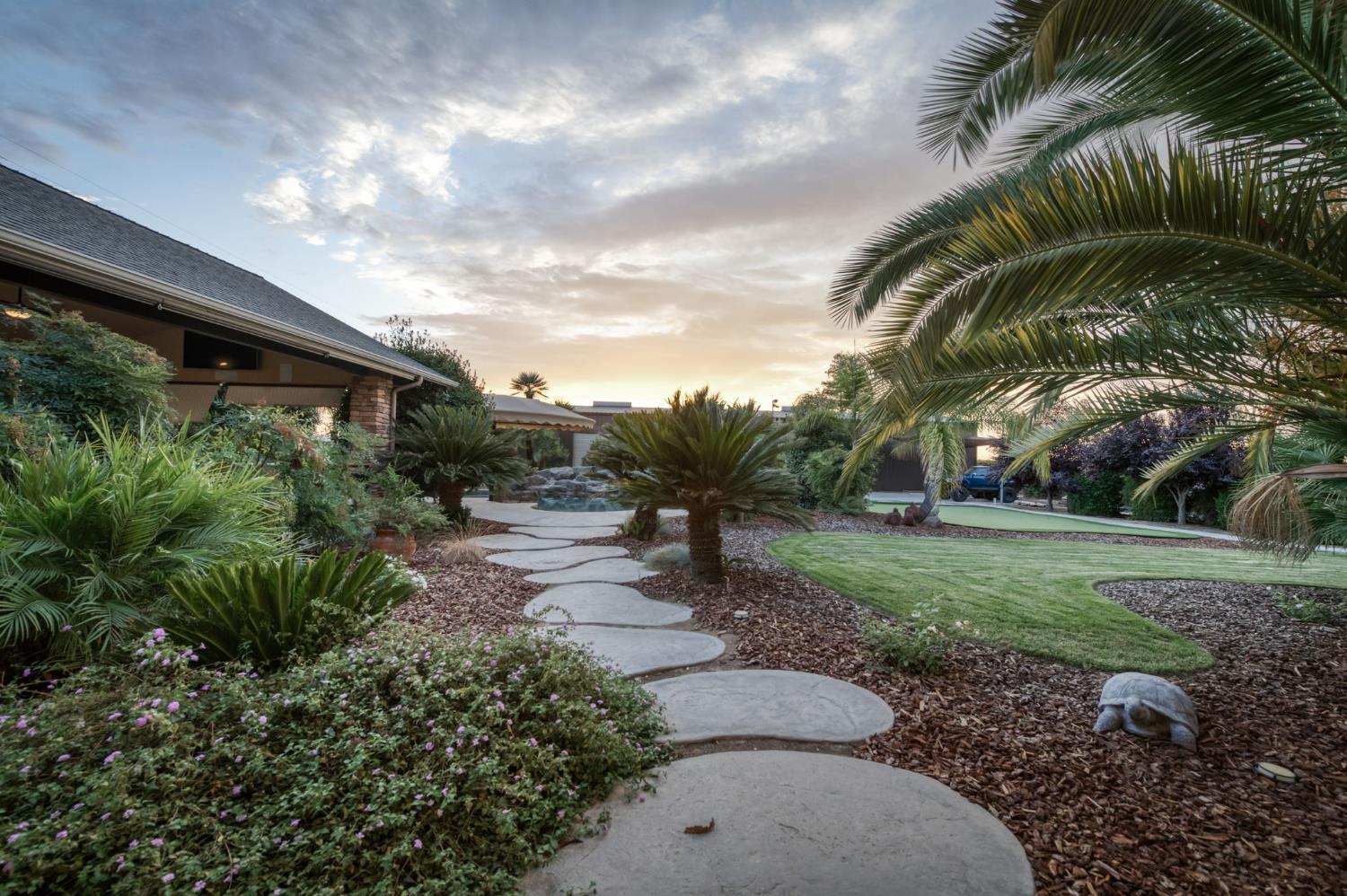 1565 S Indianola Ave, Sanger, CA 93657