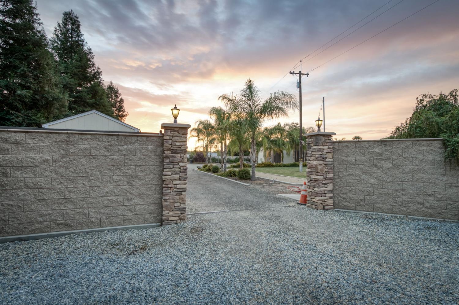 1565 S Indianola Ave, Sanger, CA 93657