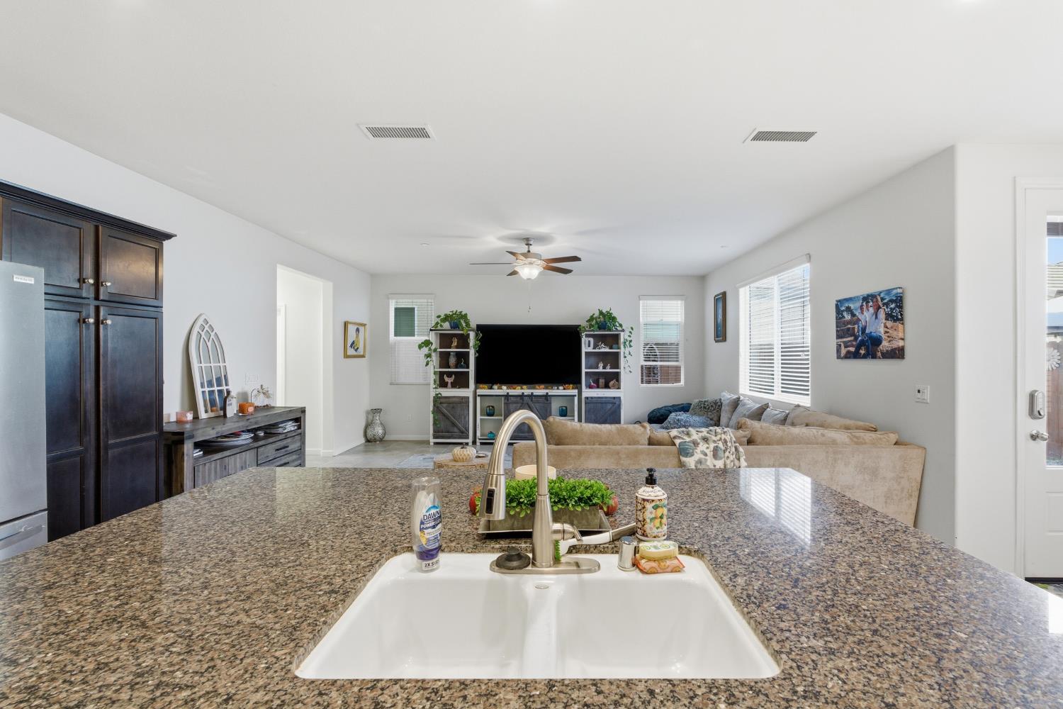 2449 Lombard Ln, Clovis, CA 93619