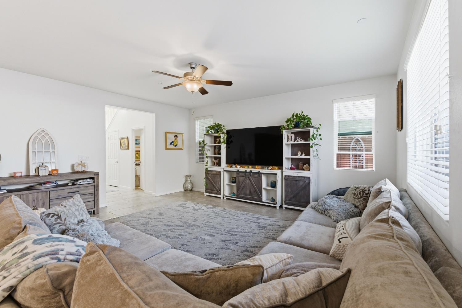 2449 Lombard Ln, Clovis, CA 93619