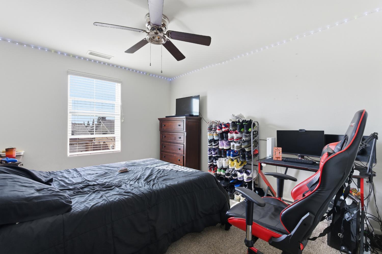 2449 Lombard Ln, Clovis, CA 93619