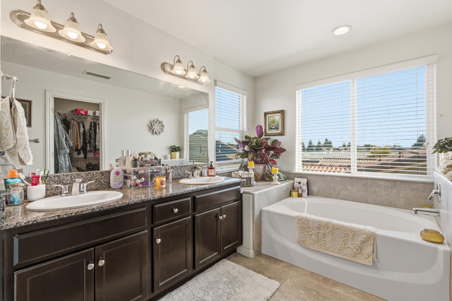 2449 Lombard Ln, Clovis, CA 93619