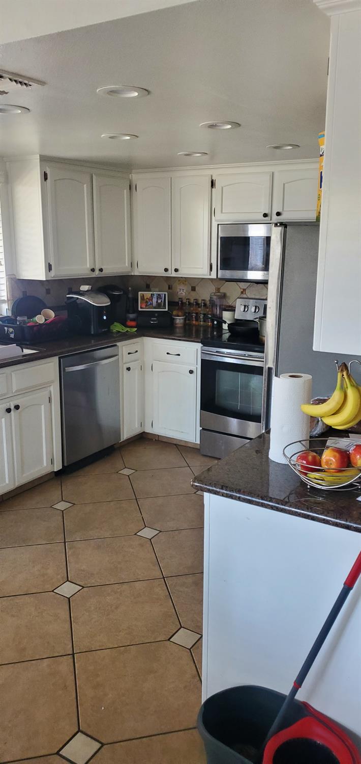 9567 N Barton Ave, Fresno, CA 93720