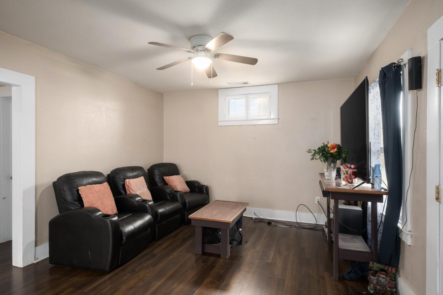 277 N H St, Dinuba, CA 93618