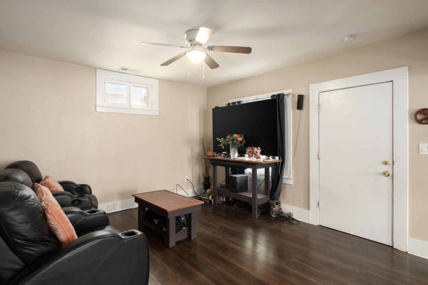 277 N H St, Dinuba, CA 93618