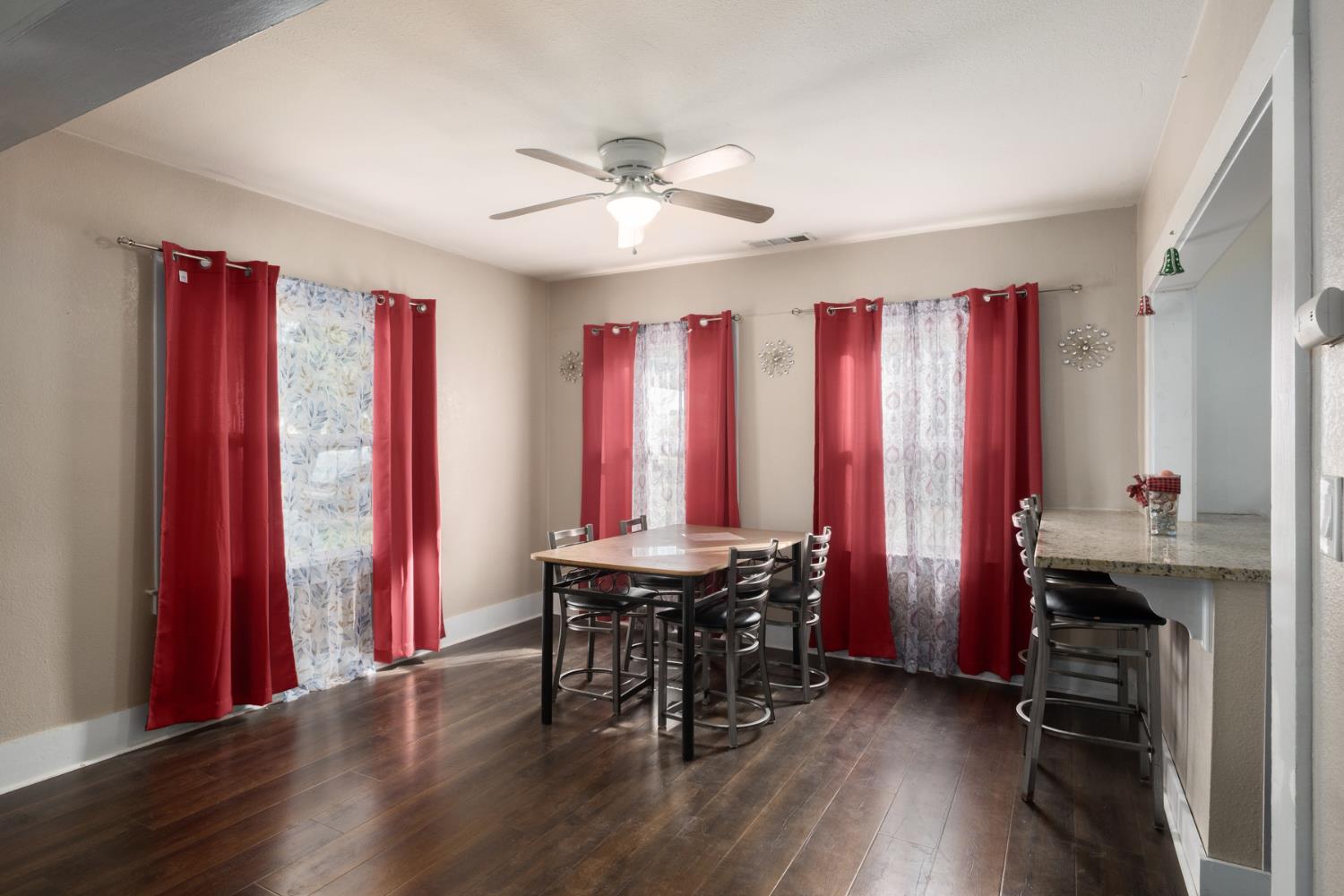 277 N H St, Dinuba, CA 93618