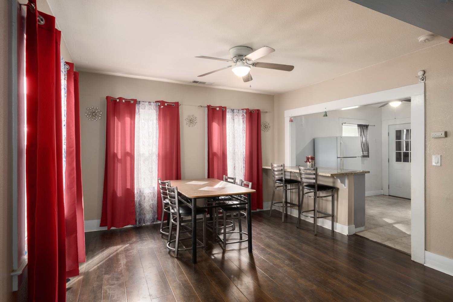 277 N H St, Dinuba, CA 93618