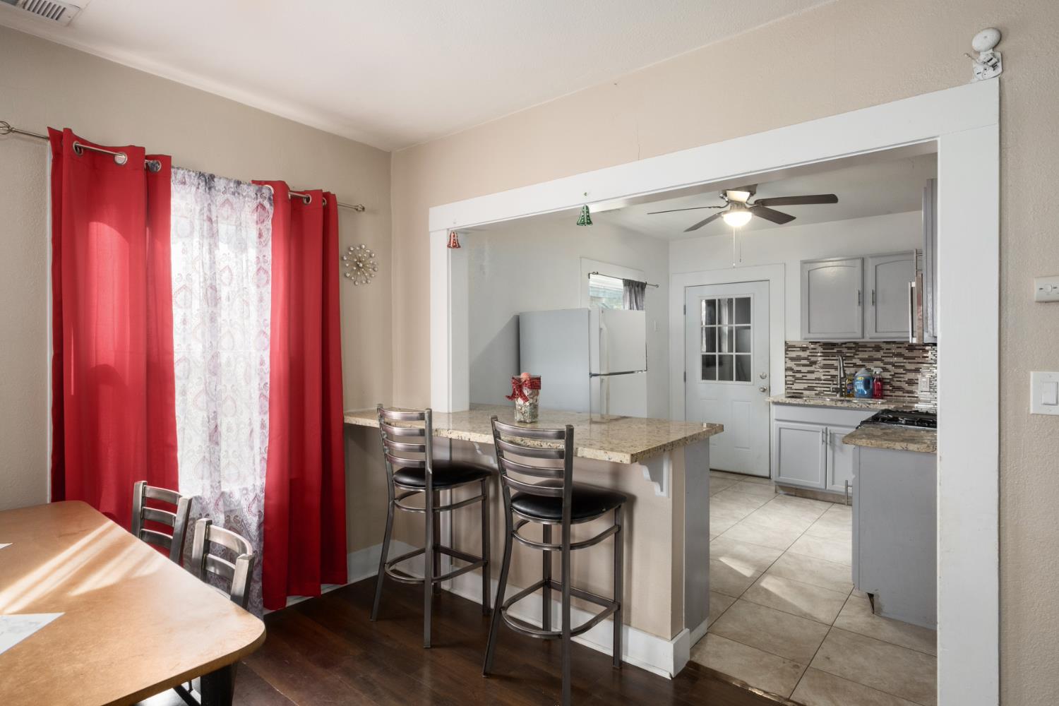 277 N H St, Dinuba, CA 93618