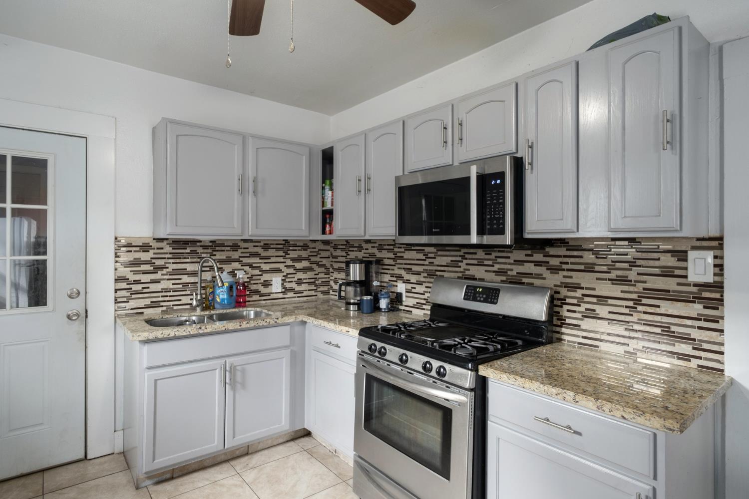 277 N H St, Dinuba, CA 93618