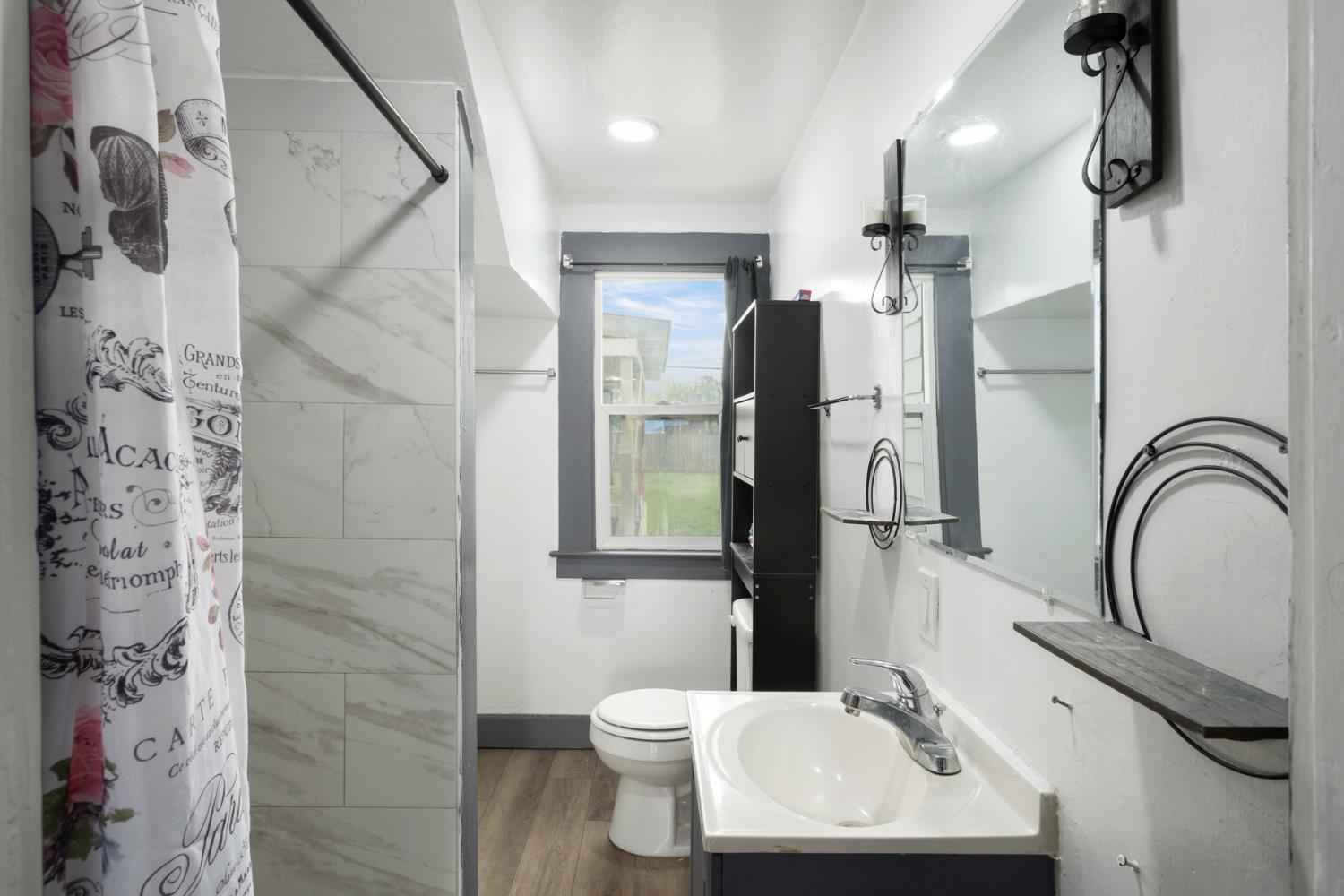 277 N H St, Dinuba, CA 93618