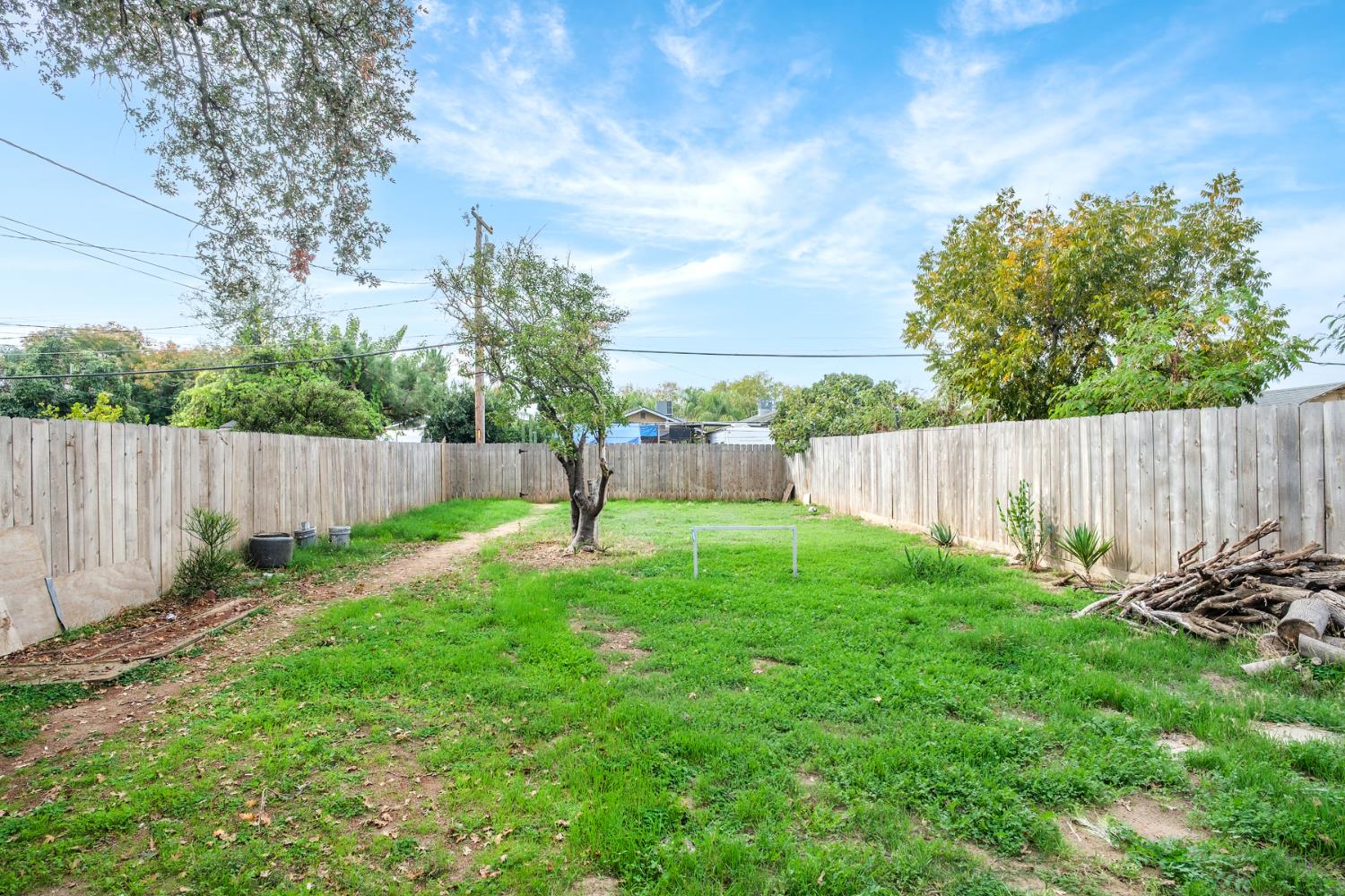 277 N H St, Dinuba, CA 93618