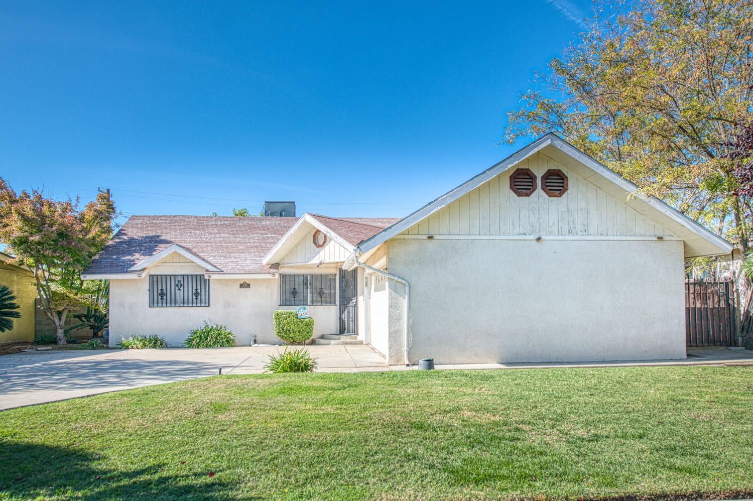 1733 W Metzler Dr, Sanger, CA 93657
