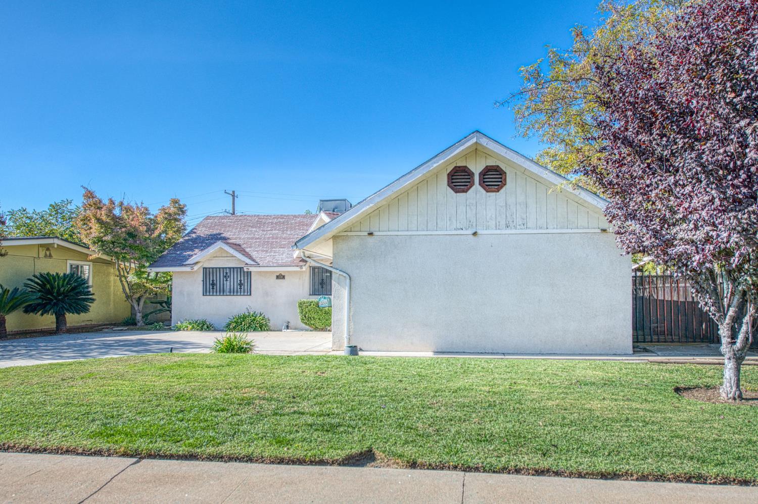 1733 W Metzler Dr, Sanger, CA 93657