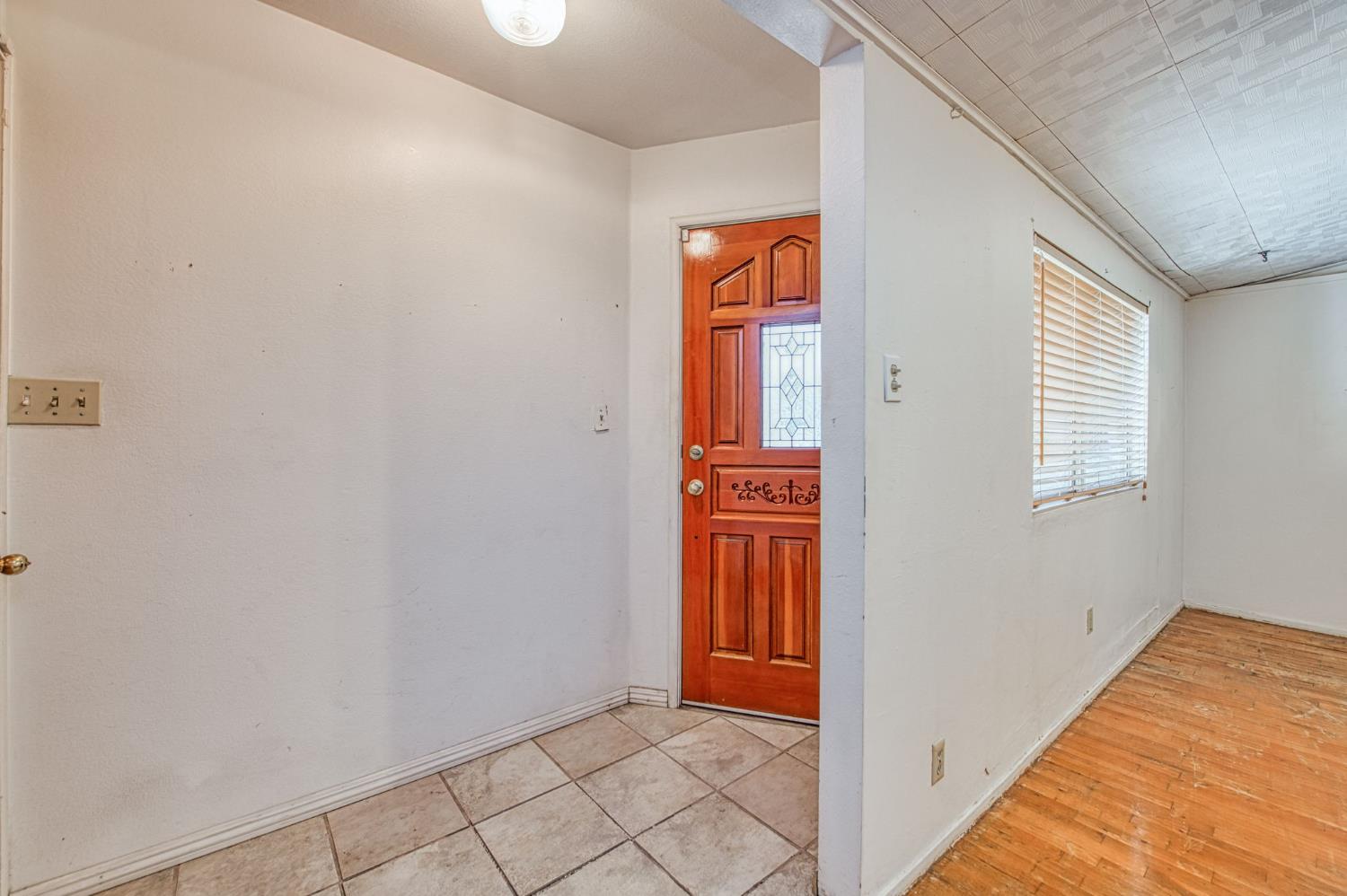 1733 W Metzler Dr, Sanger, CA 93657