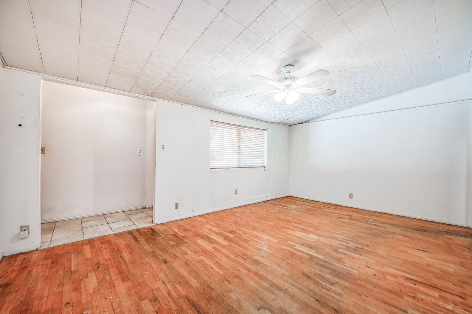 1733 W Metzler Dr, Sanger, CA 93657