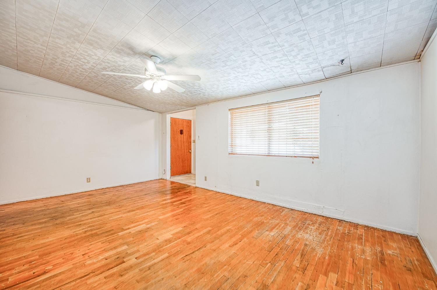 1733 W Metzler Dr, Sanger, CA 93657