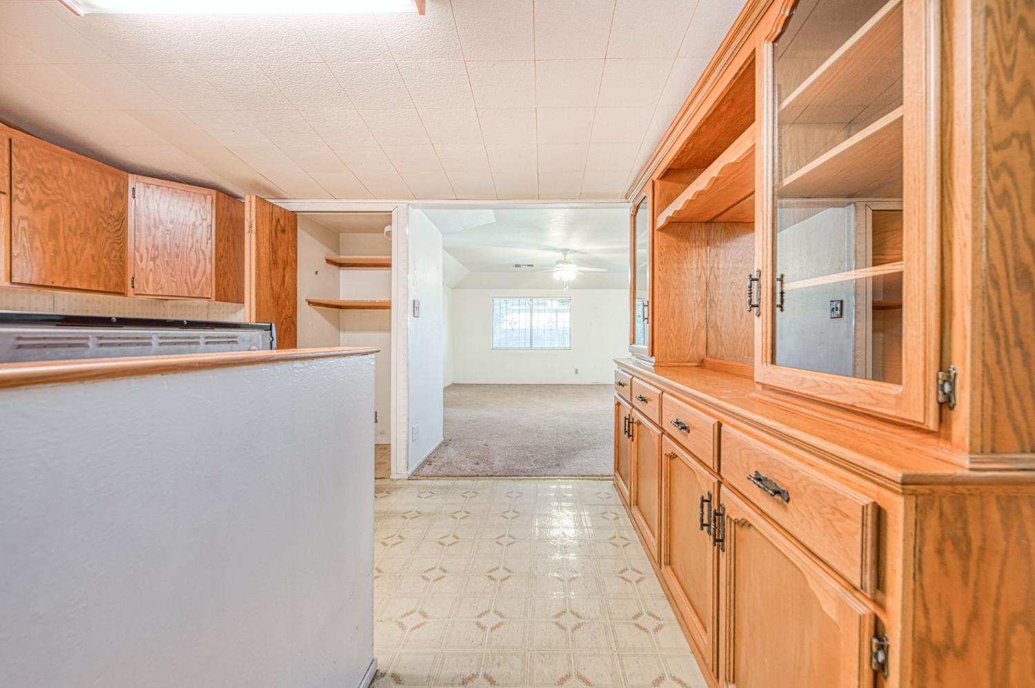 1733 W Metzler Dr, Sanger, CA 93657