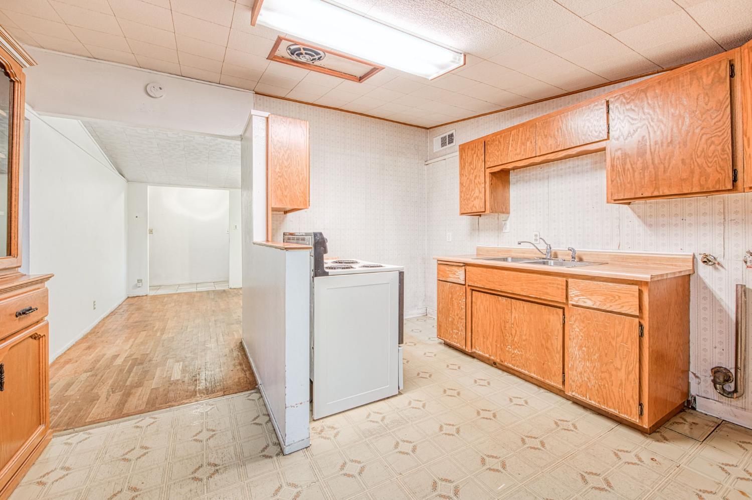 1733 W Metzler Dr, Sanger, CA 93657