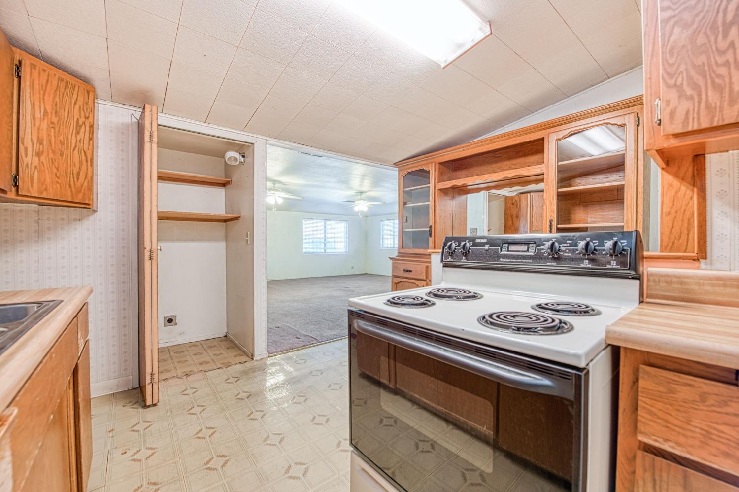 1733 W Metzler Dr, Sanger, CA 93657