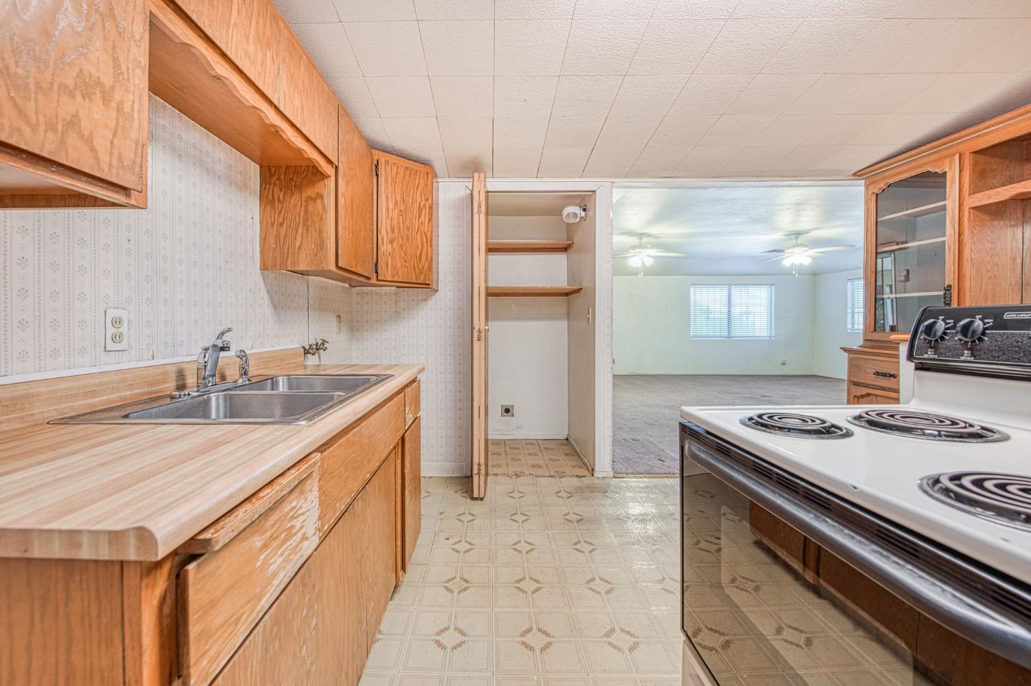 1733 W Metzler Dr, Sanger, CA 93657