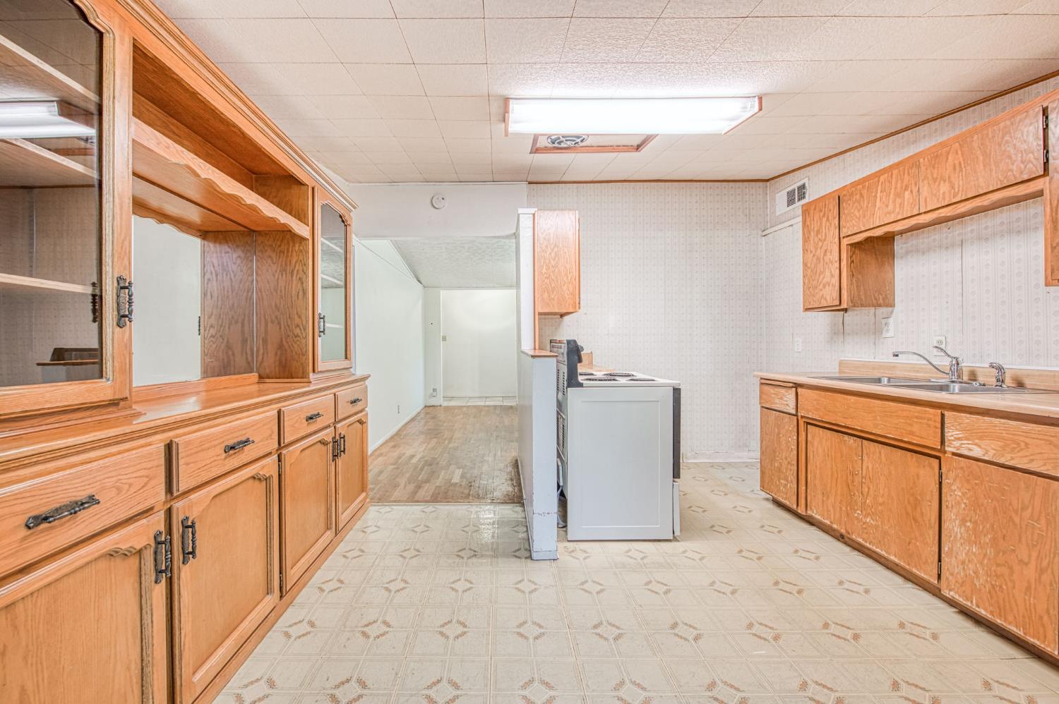 1733 W Metzler Dr, Sanger, CA 93657