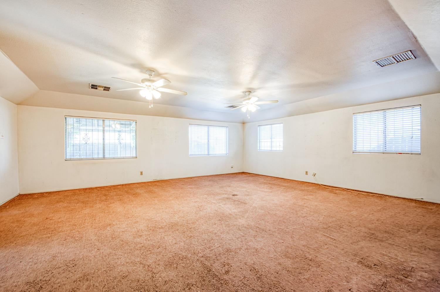 1733 W Metzler Dr, Sanger, CA 93657