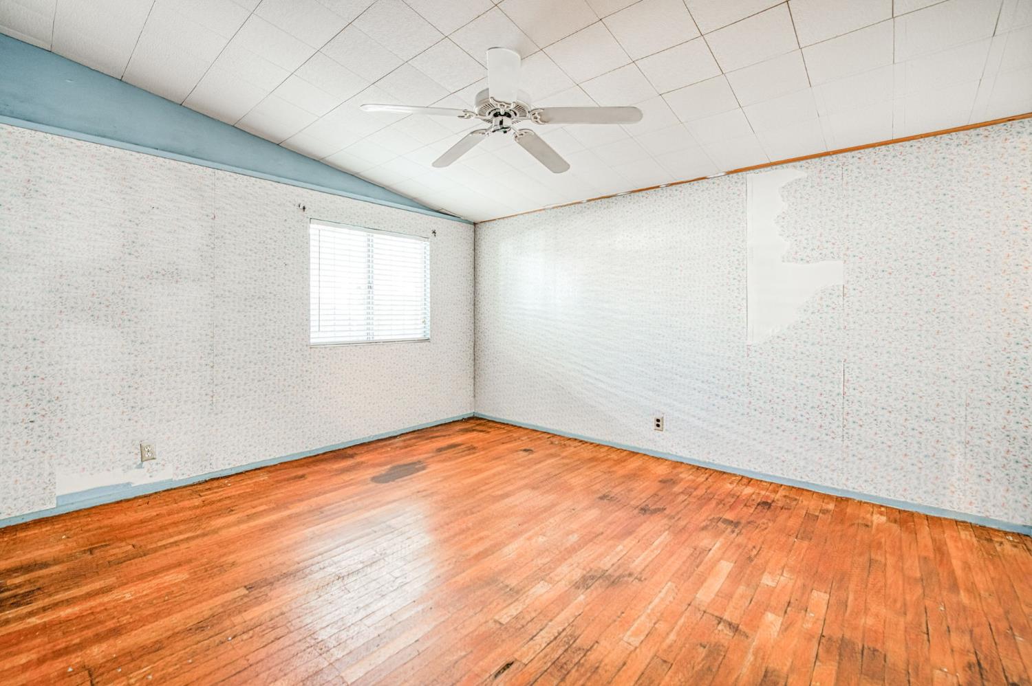 1733 W Metzler Dr, Sanger, CA 93657