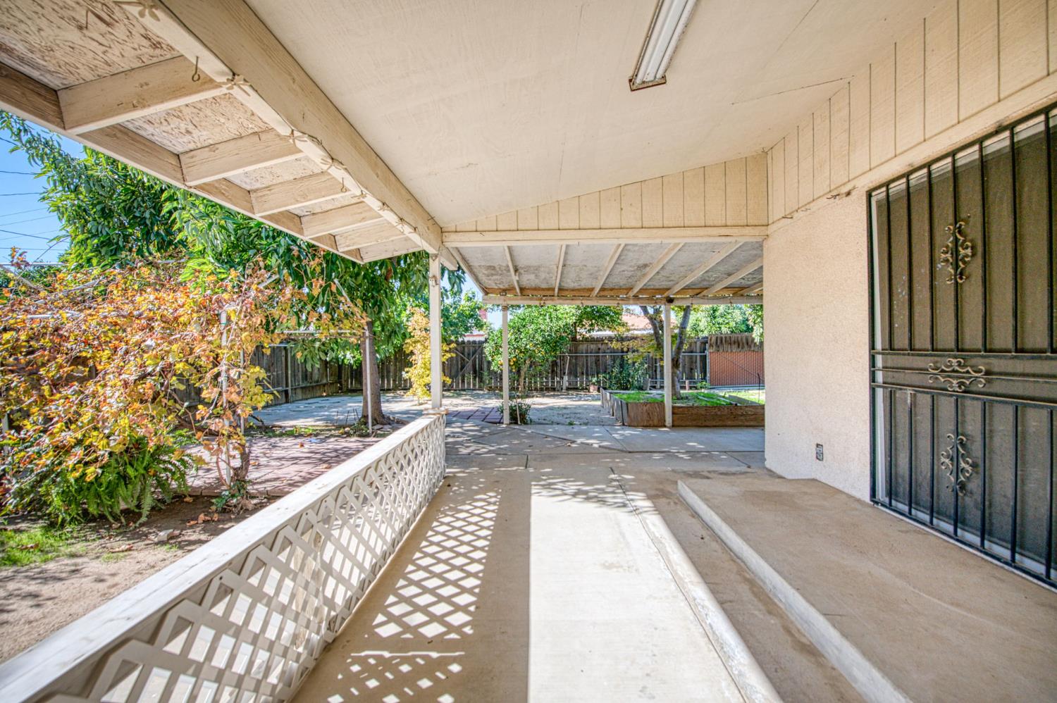 1733 W Metzler Dr, Sanger, CA 93657