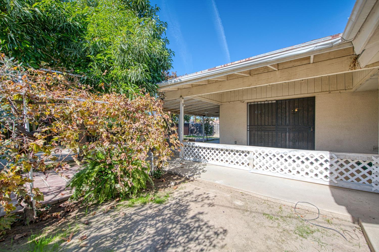 1733 W Metzler Dr, Sanger, CA 93657