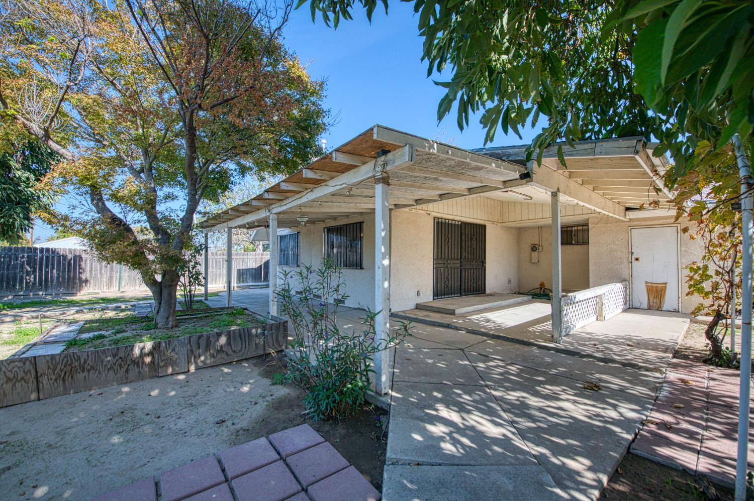 1733 W Metzler Dr, Sanger, CA 93657