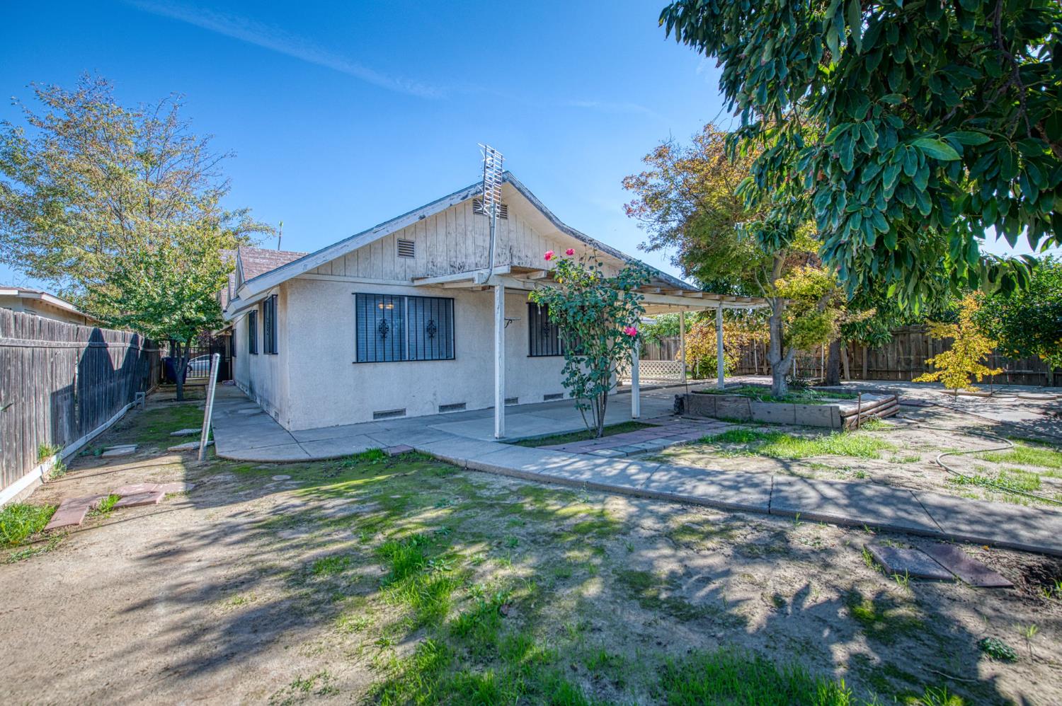 1733 W Metzler Dr, Sanger, CA 93657