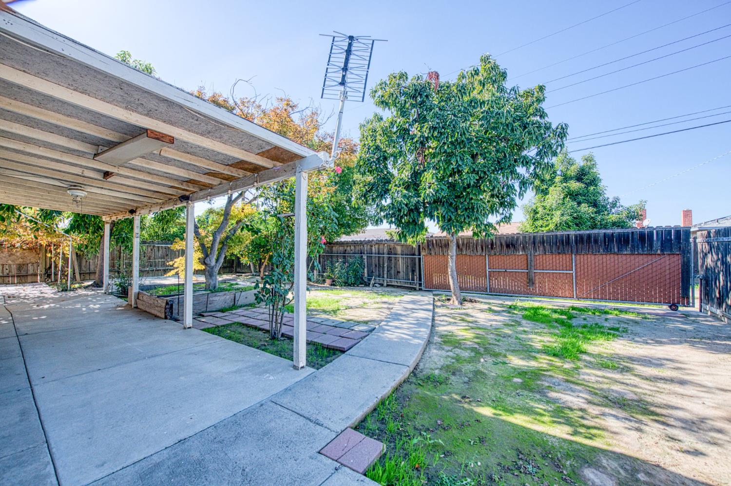 1733 W Metzler Dr, Sanger, CA 93657