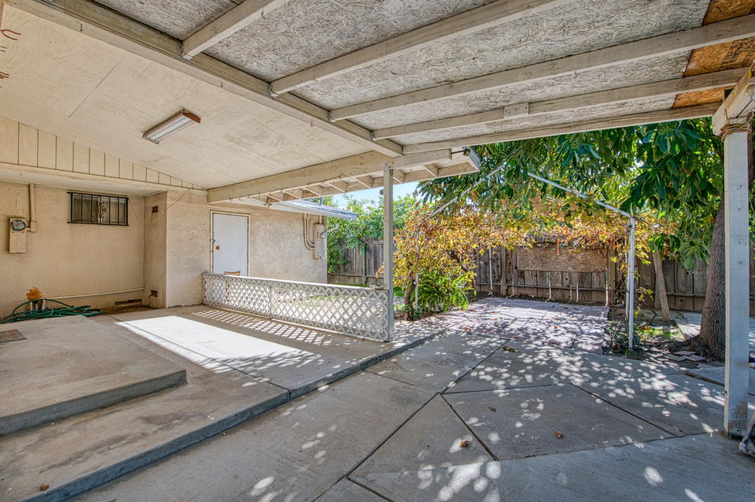 1733 W Metzler Dr, Sanger, CA 93657