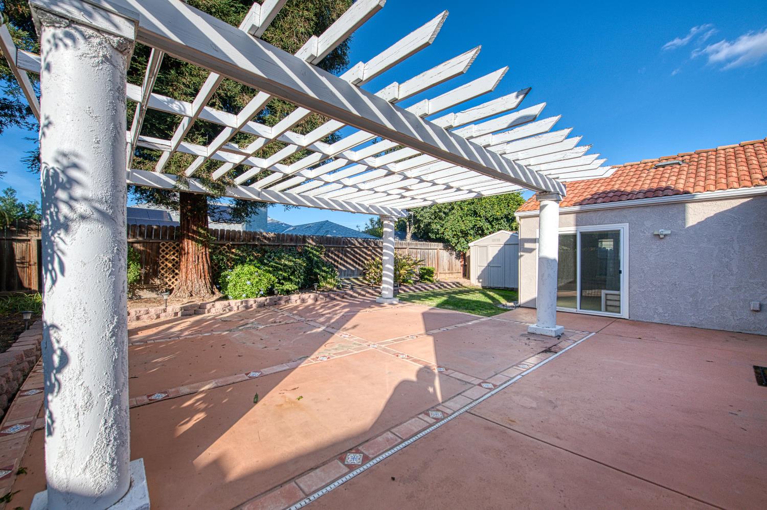 1800 E Omaha Ave, Fresno, CA 93720