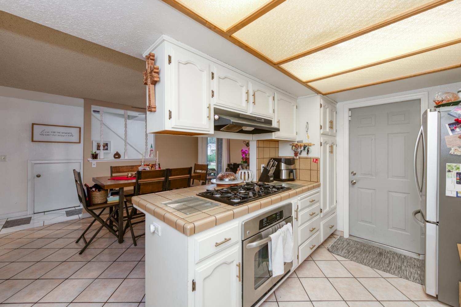 182 E Kennedy Ave, Tulare, CA 93274