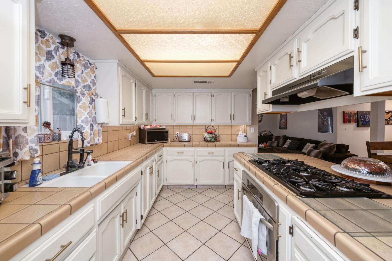 182 E Kennedy Ave, Tulare, CA 93274