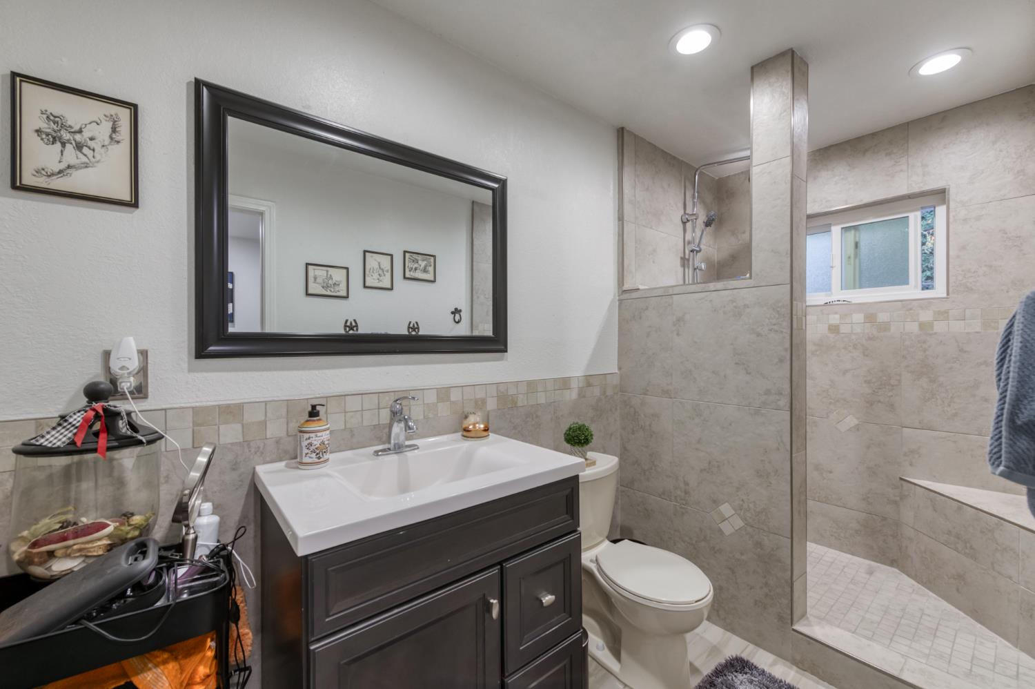 182 E Kennedy Ave, Tulare, CA 93274