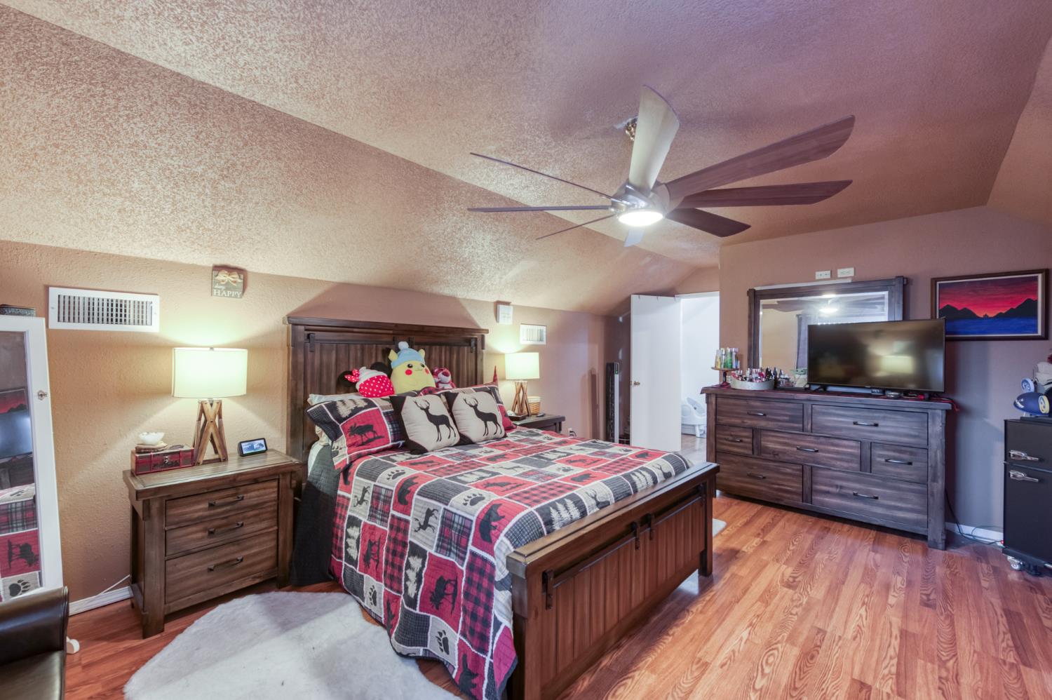 182 E Kennedy Ave, Tulare, CA 93274