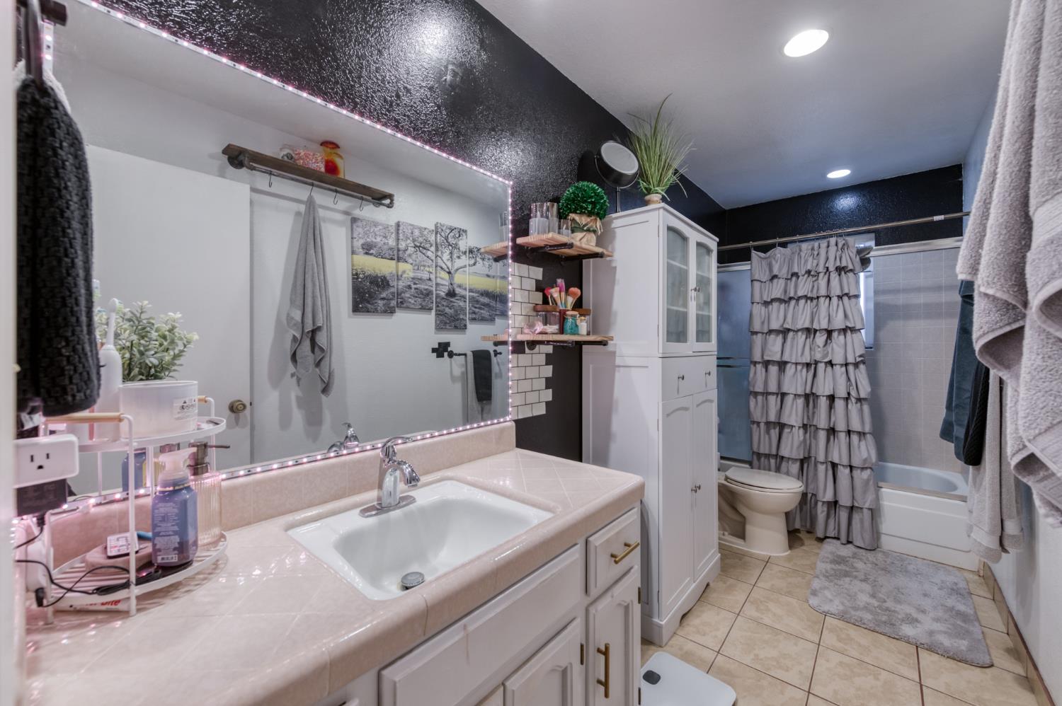 182 E Kennedy Ave, Tulare, CA 93274