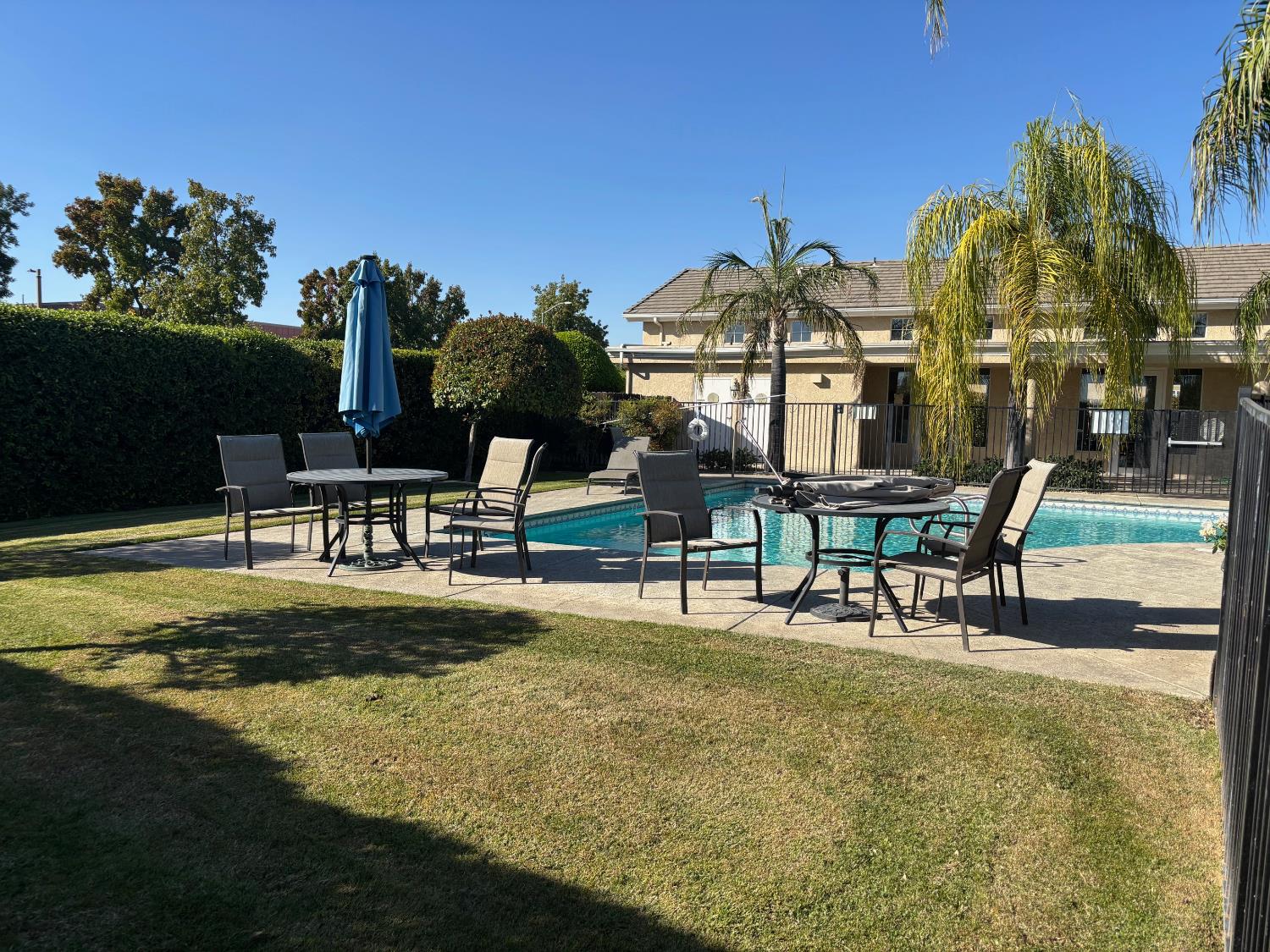 873 E Green Acres Dr, Fresno, CA 93720