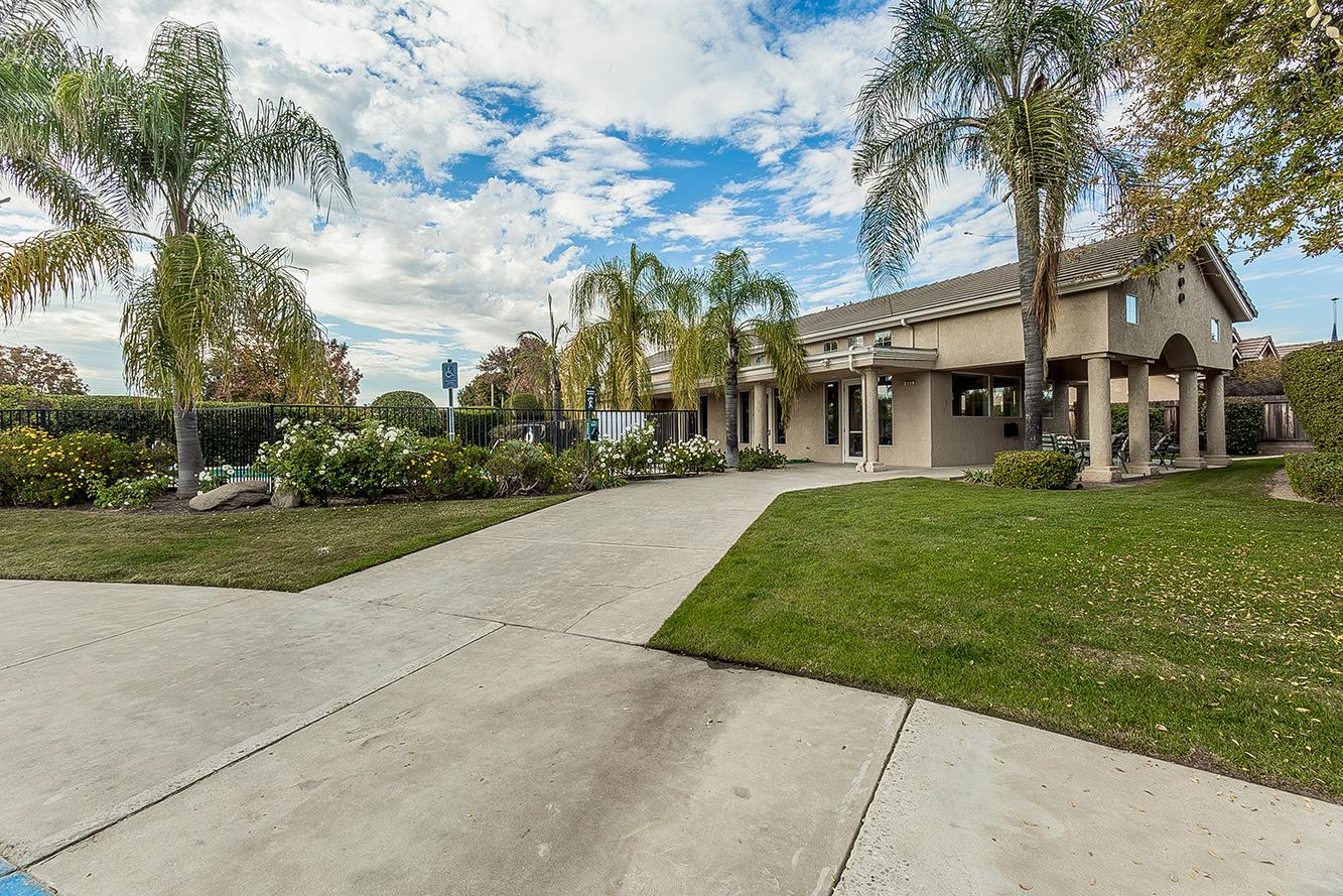 873 E Green Acres Dr, Fresno, CA 93720