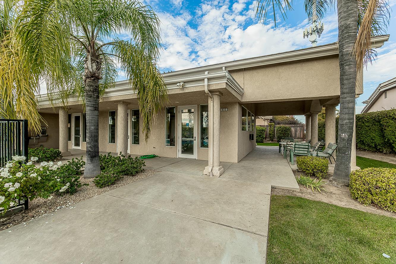 873 E Green Acres Dr, Fresno, CA 93720